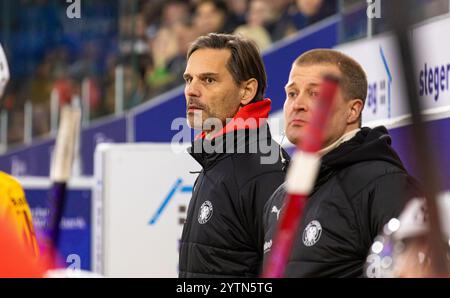 Kloten, Suisse, 30 novembre 2024 : entraîneur-chef Thierry Paterlini (à gauche) et entraîneur adjoint Varmanen Jukka (à droite). (Photo de Jonas Philippe/dieBildma Banque D'Images