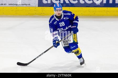 Kloten, Suisse, 30 novembre 2024 : #28 Axel Simic, attaquant EHC Kloten. (Photo Andreas Haas/dieBildmanufaktur) Banque D'Images