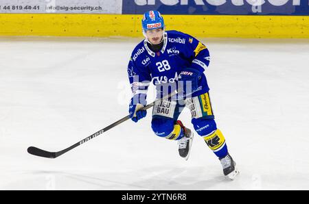 Kloten, Suisse, 30 novembre 2024 : #28 Axel Simic, attaquant EHC Kloten. (Photo Andreas Haas/dieBildmanufaktur) Banque D'Images