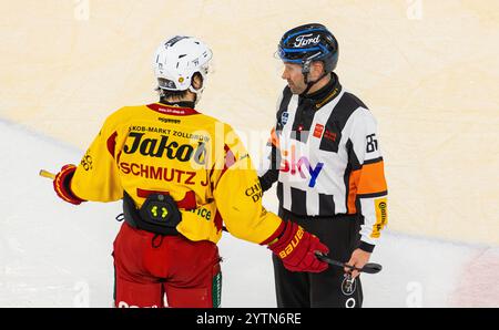 Kloten, Suisse, 30 novembre 2024 : L'attaquant #71 Julian Schmutz (Langnau) discute avec l'arbitre principal #85 Alex DiPietro. (Photo de Andreas Haas/dieBil Banque D'Images