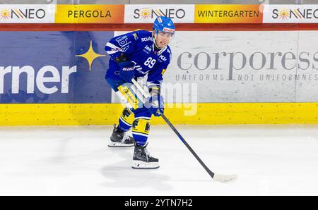 Kloten, Suisse, 2 novembre 2024 : #89 Daniel Audette, attaquant EHC Kloten avec le palet. (Photo Andreas Haas/dieBildmanufaktur) Banque D'Images
