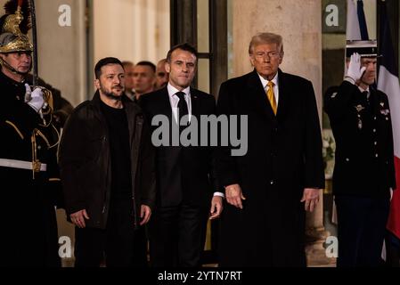 FRANCE- POLITIQUE-SOMMET DE HAUT NIVEAU-USA-TRUMP-UKRAINE-ZELENSKY en marge de la grande cérémonie de réouverture de la cathédrale notre-Dame de Paris, détruite par un incendie le 15 avril 2019, le président français Emmanuel Macron a rencontré le président des États-Unis nouvellement élu, qui n’a pas encore pris ses fonctions, et le président ukrainien Volodymyr Zelensky au Palais de l’Élysée. Paris, le 7 décembre 2024. PARIS ILE-DE-FRANCE FRANCE COPYRIGHT : XANDREAXSAVORANIXNERIX FRANCE- POLITICS-TOP LEVEL SUMMI ASAVORANINERI-10 Banque D'Images