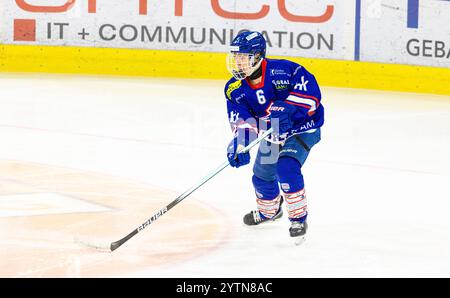 Kloten, Suisse, 24 novembre 2024 : #6 Vito Thoma, défenseur EHC Kloten U20-Elit Team avec le palet. (Photo Andreas Haas/dieBildmanufaktur) Banque D'Images