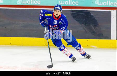 Kloten, Suisse, 24 novembre 2024 : #18 Sören Aebi, attaquant EHC Kloten U20-Elit Team avec le palet. (Photo Andreas Haas/dieBildmanufaktur) Banque D'Images