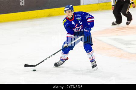 Kloten, Suisse, 24 novembre 2024 : #4 David Lekic, défenseur EHC Kloten U20-Elit Team avec le palet. (Photo Andreas Haas/dieBildmanufaktur) Banque D'Images