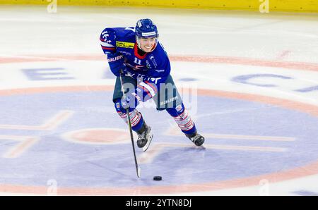 Kloten, Suisse, 24 novembre 2024 : #11 Andri Künzli, attaquant EHC Kloten U20-Elit Team avec le palet. (Photo Andreas Haas/dieBildmanufaktur) Banque D'Images