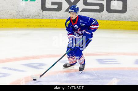 Kloten, Suisse, 24 novembre 2024 : #19 Mattia Grimm, attaquant EHC Kloten U20-Elit Team avec le palet. (Photo Andreas Haas/dieBildmanufaktur) Banque D'Images