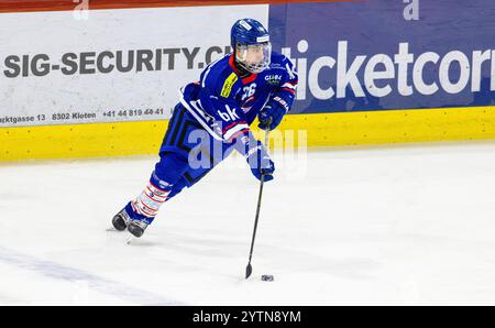 Kloten, Suisse, 24 novembre 2024 : #26 Stefan Rozic, défenseur EHC Kloten U20-Elit Team avec le palet. (Photo Andreas Haas/dieBildmanufaktur) Banque D'Images