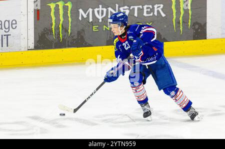 Kloten, Suisse, 24 novembre 2024 : #23 DAGs Terauds, attaquant EHC Kloten U20-Elit Team avec le palet. (Photo Andreas Haas/dieBildmanufaktur) Banque D'Images