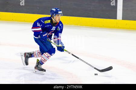 Kloten, Suisse, 29 novembre 2024 : #16 Brian Mauchle, défenseur EHC Kloten U20-Elit Team avec le palet. (Photo Andreas Haas/dieBildmanufaktur) Banque D'Images