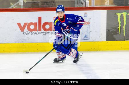 Kloten, Suisse, 29 novembre 2024 : #19 Mattia Grimm, attaquant EHC Kloten U20-Elit Team avec le palet. (Photo Andreas Haas/dieBildmanufaktur) Banque D'Images