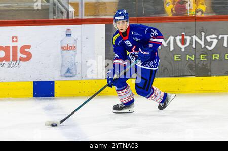 Kloten, Suisse, 29 novembre 2024 : #19 Mattia Grimm, attaquant EHC Kloten U20-Elit Team avec le palet. (Photo Andreas Haas/dieBildmanufaktur) Banque D'Images