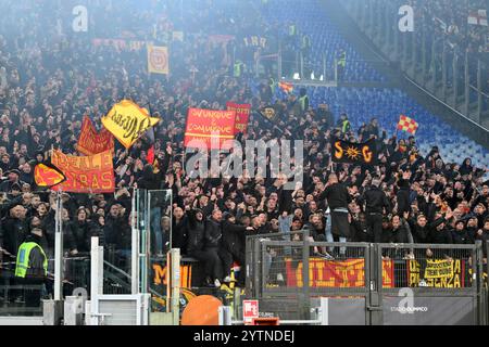 Stadio Olimpico, Rome, Italie. 7 décembre 2024. Série A Football ; Roma versus Lecce ; les supporters de Lecce montrent leurs couleurs crédit : action plus Sports/Alamy Live News Banque D'Images