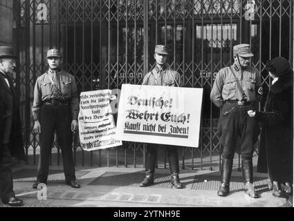 Berlin, avril 1933. Les membres du NSDAP prennent des troupes d'assaut avec des affiches anti-juives devant le grand magasin Tietz fermé. Photographie d'archive de l'augmentation de l'antisémitisme en Europe dans les années 1930 Source : Archives numériques nationales polonaises Banque D'Images