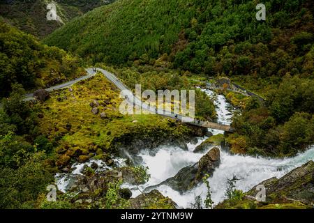 Sentiers et passerelles à travers une vallée luxuriante avec cascades dans les fjords norvégiens. Une scène naturelle époustouflante parfaite pour voyager Banque D'Images
