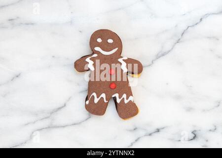 Gâteaux de pain d'épices de Noël en forme de personnage, tous colorés en rouge, vert et blanc Banque D'Images