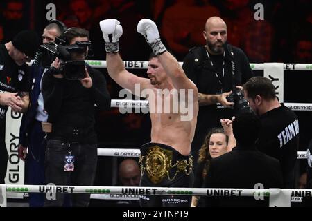 ARNHEM - le Kickboxer Rico Verhoeven remporte son match contre Levi Rigters lors de la Glory collision 7 au Gelredome. ANP OLAF FISSURE Banque D'Images