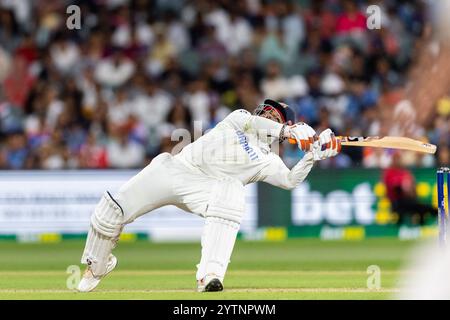 Adélaïde, Australie, 7 décembre 2024. Le Rishabh Pant of India a fait des revers lors de la deuxième journée du NRMA Insurance Day-Night test match entre l'Australie et l'Inde à l'Adelaide Oval le 7 décembre 2024 à Adélaïde, en Australie. Crédit : Santanu Banik/Speed Media/Alamy Live News Banque D'Images