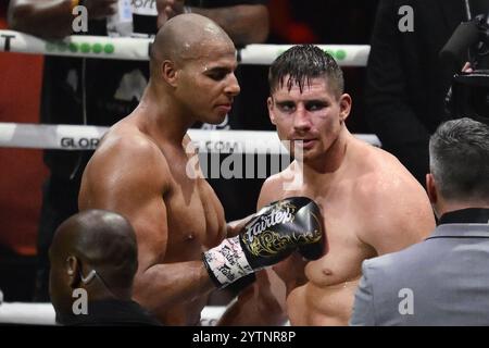 ARNHEM - le Kickboxer Rico Verhoeven remporte son match contre Levi Rigters lors de la Glory collision 7 au Gelredome. ANP OLAF FISSURE Banque D'Images