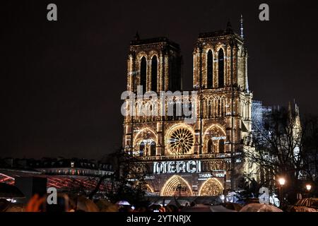 Paris, France. 07 décembre 2024. Illustration de l'extérieur de la cathédrale notre-Dame de Paris lors de la cérémonie de réouverture de la cathédrale parisienne à Paris, France, le 7 décembre 2024. Photo de Tomas Stevens/ABACAPRESS. COM Credit : Abaca Press/Alamy Live News Banque D'Images