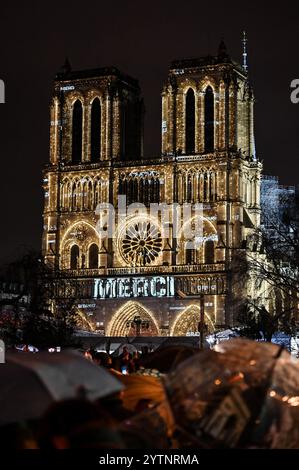 Paris, France. 07 décembre 2024. Illustration de l'extérieur de la cathédrale notre-Dame de Paris lors de la cérémonie de réouverture de la cathédrale parisienne à Paris, France, le 7 décembre 2024. Photo de Tomas Stevens/ABACAPRESS. COM Credit : Abaca Press/Alamy Live News Banque D'Images