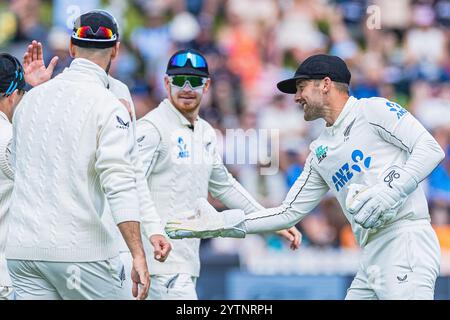 Wellington, Nouvelle-Zélande, 6 décembre 2024. Les Blackcaps célèbrent la capture de Tom Latham, capitaine d'Angleterre Ben Stokes lors du deuxième test de la série de 3 essais entre la Nouvelle-Zélande et l'Angleterre à la réserve de bassin le 6 décembre 2024 à Wellington, Nouvelle-Zélande. Crédit : James Foy/Speed Media/Alamy Live News Banque D'Images