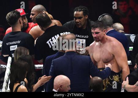 ARNHEM - le Kickboxer Rico Verhoeven remporte son match contre Levi Rigters lors de la Glory collision 7 au Gelredome. ANP OLAF FISSURE Banque D'Images