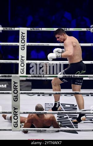 ARNHEM - le Kickboxer Rico Verhoeven remporte son match contre Levi Rigters lors de la Glory collision 7 au Gelredome. ANP OLAF FISSURE Banque D'Images