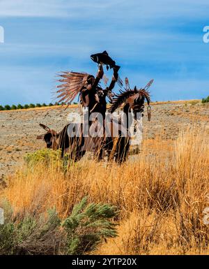 Sculpture en métal de «The Chief» à cheval portant une coiffe à plumes, Beebe Springs Wildlife Area, Lake Chelan, Washington Banque D'Images