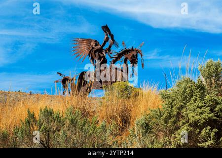 Sculpture en métal de «The Chief» à cheval portant une coiffe à plumes, Beebe Springs Wildlife Area, Lake Chelan, Washington Banque D'Images