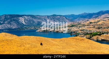 Vue panoramique sur le lac Chelan et North Cascades. Le lac Chelan est un lac étroit de 50,5 km de long situé dans le comté de Chelan, dans l'État de Washington. Banque D'Images