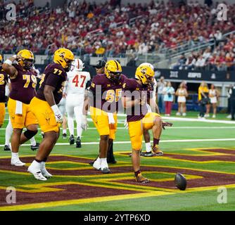 Arlington, États-Unis. 07 décembre 2024. Arizona State Sun Devils Running Back CAM SKATTBO (4)(C) frappe une pose Heisman après une course de touchdown pendant la première moitié du match du Big XII Championship entre les Arizona State Sun Devils et les Iowa State cyclones le 7 décembre 2024 au AT&T Stadium d'Arlington, Texas. (Photo par : Jerome Hicks/Sipa USA) crédit : Sipa USA/Alamy Live News Banque D'Images