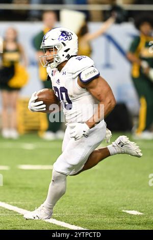 Le receveur Nehemiah Martinez I (20) d'Abilene Christian Wildcats remporte un coup d'envoi lors d'un match éliminatoire de deuxième ronde de la NCAA FCS entre les Abilene Christian Wildcats et le North Dakota State Bison au Fargodome de Fargo, Dakota du Nord, le samedi 7 décembre 2024. Le Dakota du Nord a battu Abilene Christian 51-31. Russell Hons/CSM Banque D'Images