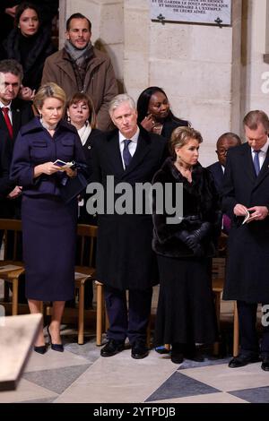 Paris, France. 07 décembre 2024. La reine Mathilde de Belgique, le roi Philippe de Belgique, la grande-duchesse Maria Teresa, le grand-duc Henri de Luxembourg assistent à la cérémonie d'ouverture des portes lors de la cérémonie officielle de réouverture de la cathédrale notre-Dame de Paris, France, le 7 décembre 2024, après plus de cinq ans de travaux de reconstruction après l'incendie d'avril 2019. Photo Dominique Jacovides/Pool/ABACAPRESS. COM Credit : Abaca Press/Alamy Live News Banque D'Images