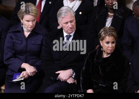 Paris, France. 07 décembre 2024. La Reine Mathilde de Belgique, le Roi Philippe de Belgique, la Grande-Duchesse Maria Teresa assistent à la cérémonie d'ouverture des portes lors de la cérémonie officielle de réouverture de la cathédrale notre-Dame de Paris, France, le 7 décembre 2024, après plus de cinq ans de travaux de reconstruction suite à l'incendie d'avril 2019. Photo Dominique Jacovides/Pool/ABACAPRESS. COM Credit : Abaca Press/Alamy Live News Banque D'Images