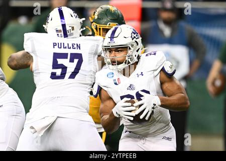 Nehemiah Martinez I (20 ans), réceptrice large d'Abilene Christian Wildcats, court avec le ballon lors d'un match éliminatoire du deuxième tour de la NCAA FCS entre les Abilene Christian Wildcats et le North Dakota State Bison au Fargodome de Fargo, Dakota du Nord, le samedi 7 décembre 2024. Le Dakota du Nord mène Abilene Christian 20-17 à la mi-temps. Russell Hons/CSM Banque D'Images