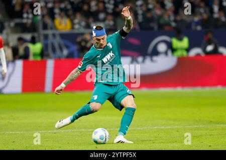 Francfort-sur-le-main, Ger. 07 décembre 2024. Bild : V.L. Phillip Tietz (FC Augsburg, 21), 07.12.2024, Fussball, Bundesliga, Eintracht Frankfurt - FC Augsburg, GER, Frankfurt am main, Deutsche Bank Park, DFL LA RÉGLEMENTATION INTERDIT TOUTE UTILISATION DE PHOTOGRAPHIES COMME SÉQUENCES D'IMAGES ET/OU QUASI-VIDÉO. Crédit : HMB Media/Alamy Live News Banque D'Images