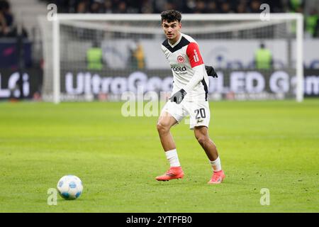 Francfort-sur-le-main, Ger. 07 décembre 2024. Bild : V.L. Can Uzun (Eintracht Frankfurt, 20), 07.12.2024, Fussball, Bundesliga, Eintracht Frankfurt - FC Augsburg, GER, Frankfurt am main, Deutsche Bank Park, DFL LA RÉGLEMENTATION INTERDIT TOUTE UTILISATION DE PHOTOGRAPHIES COMME SÉQUENCES D'IMAGES ET/OU QUASI-VIDÉO. Crédit : HMB Media/Alamy Live News Banque D'Images