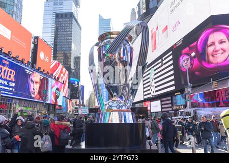 La Coupe MSL géante (Major League Soccer est la principale ligue professionnelle de football masculin entre clubs aux États-Unis) est vue à Times Square ce samedi 07, date de la finale du championnat. Crédit : Brazil photo Press/Alamy Live News Banque D'Images