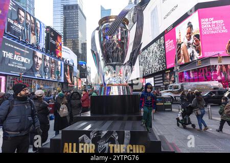 La Coupe MSL géante (Major League Soccer est la principale ligue professionnelle de football masculin entre clubs aux États-Unis) est vue à Times Square ce samedi 07, date de la finale du championnat. Crédit : Brazil photo Press/Alamy Live News Banque D'Images