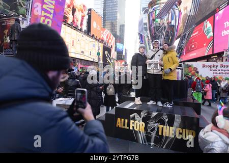 La Coupe MSL géante (Major League Soccer est la principale ligue professionnelle de football masculin entre clubs aux États-Unis) est vue à Times Square ce samedi 07, date de la finale du championnat. Crédit : Brazil photo Press/Alamy Live News Banque D'Images