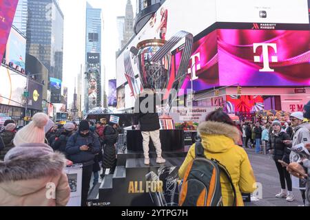 La Coupe MSL géante (Major League Soccer est la principale ligue professionnelle de football masculin entre clubs aux États-Unis) est vue à Times Square ce samedi 07, date de la finale du championnat. Crédit : Brazil photo Press/Alamy Live News Banque D'Images