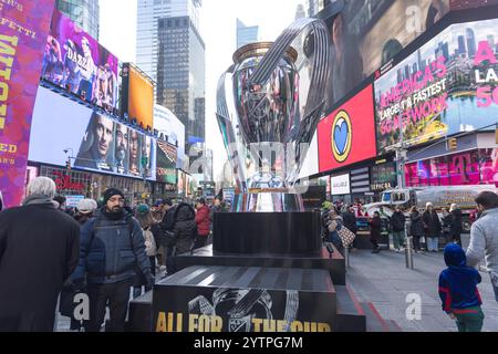 La Coupe MSL géante (Major League Soccer est la principale ligue professionnelle de football masculin entre clubs aux États-Unis) est vue à Times Square ce samedi 07, date de la finale du championnat. Crédit : Brazil photo Press/Alamy Live News Banque D'Images