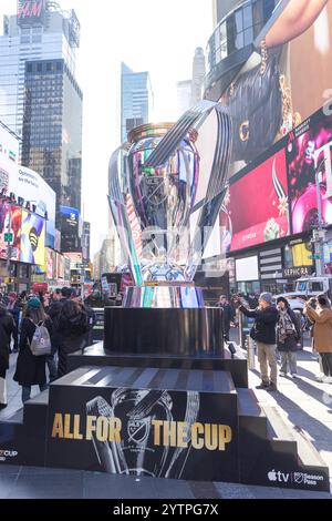 La Coupe MSL géante (Major League Soccer est la principale ligue professionnelle de football masculin entre clubs aux États-Unis) est vue à Times Square ce samedi 07, date de la finale du championnat. Crédit : Brazil photo Press/Alamy Live News Banque D'Images