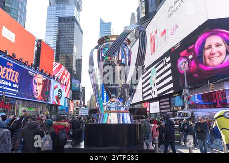 La Coupe MSL géante (Major League Soccer est la principale ligue professionnelle de football masculin entre clubs aux États-Unis) est vue à Times Square ce samedi 07, date de la finale du championnat. Crédit : Brazil photo Press/Alamy Live News Banque D'Images