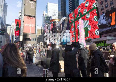 La Coupe MSL géante (Major League Soccer est la principale ligue professionnelle de football masculin entre clubs aux États-Unis) est vue à Times Square ce samedi 07, date de la finale du championnat. Crédit : Brazil photo Press/Alamy Live News Banque D'Images