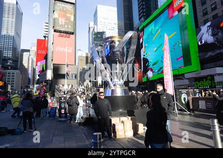 La Coupe MSL géante (Major League Soccer est la principale ligue professionnelle de football masculin entre clubs aux États-Unis) est vue à Times Square ce samedi 07, date de la finale du championnat. Crédit : Brazil photo Press/Alamy Live News Banque D'Images