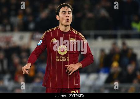 Rome, Italie. 7 décembre 2024. Paulo Dybala de l'A.S. Roma lors de la 15ème journée du Championnat de Serie A entre l'A.S. Roma et l'U.S. Lecce au stade Olympique le 7 décembre 2024 à Rome, en Italie. Crédit : Domenico Cippitelli/Alamy Live News Banque D'Images