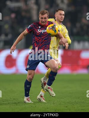 Turin, Italie. 7 décembre 2024. Teun Koopmeiners des Clasehs de la Juventus avec Tommaso Pobega du Bologna FC lors du match de Serie A au stade Allianz de Turin. Le crédit photo devrait se lire : Jonathan Moscrop/Sportimage crédit : Sportimage Ltd/Alamy Live News Banque D'Images