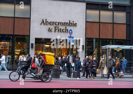 Foules de gens marchant le long de la 5ème Avenue en passant par Abercrombie & Fitch le Black Friday dans Midtown Manhattan. Banque D'Images